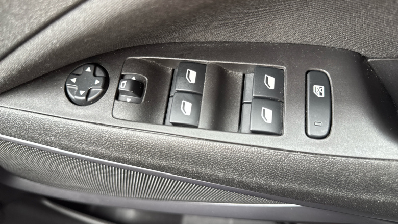 Vauxhall Crossland 1.2 Design 5dr Petrol Hatchback